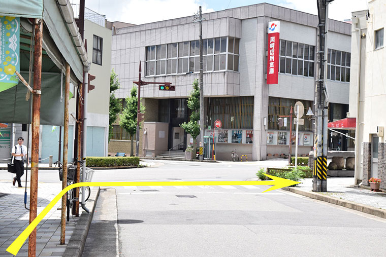 篭田公園地下駐車場内からラスティートゥーシャイン実店舗への方向写真
