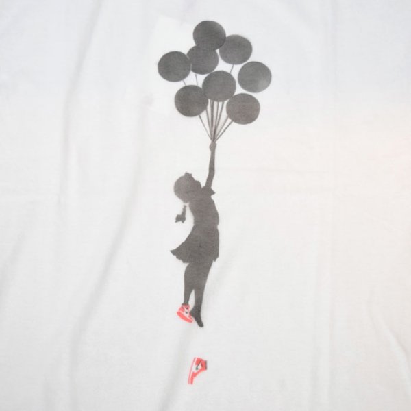 画像13: 【HUGGER Mサイズのみ】o.k　AJ1 feat. Banksy S/S TEE (13)