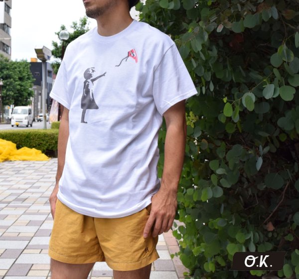 画像2: 【HUGGER Mサイズのみ】o.k　AJ1 feat. Banksy S/S TEE (2)
